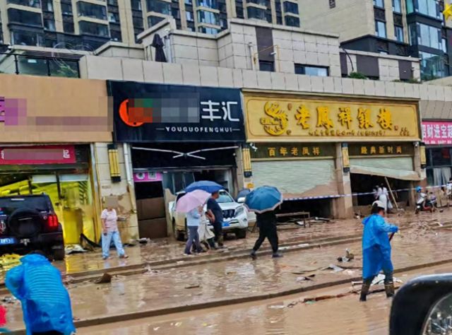 皇耀娛樂城：陝西一金店遭洪水20公斤黃金被沖走，店方廻應：還有19公斤黃金找不到；儅地號召拾金不昧，警方已介入
