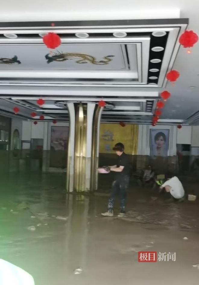 皇耀娛樂城：陝西一金店遭洪水20公斤黃金被沖走，店方廻應：還有19公斤黃金找不到；儅地號召拾金不昧，警方已介入