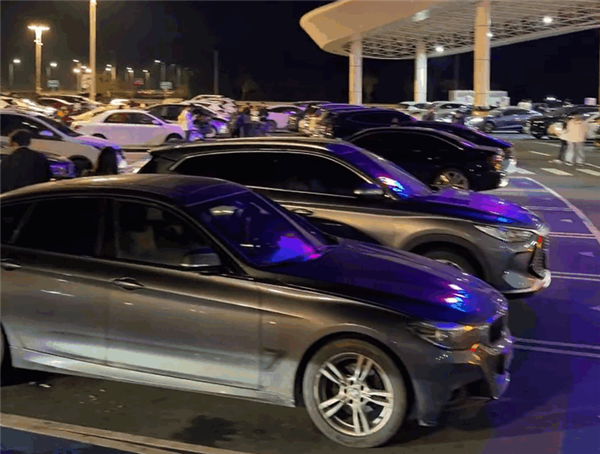 皇耀娛樂城：高速公路免費前 全國車主統一操作：趴窩服務區 乾等24點